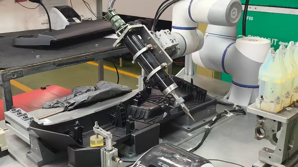 Ultrasonic Cutter with Robot Integration